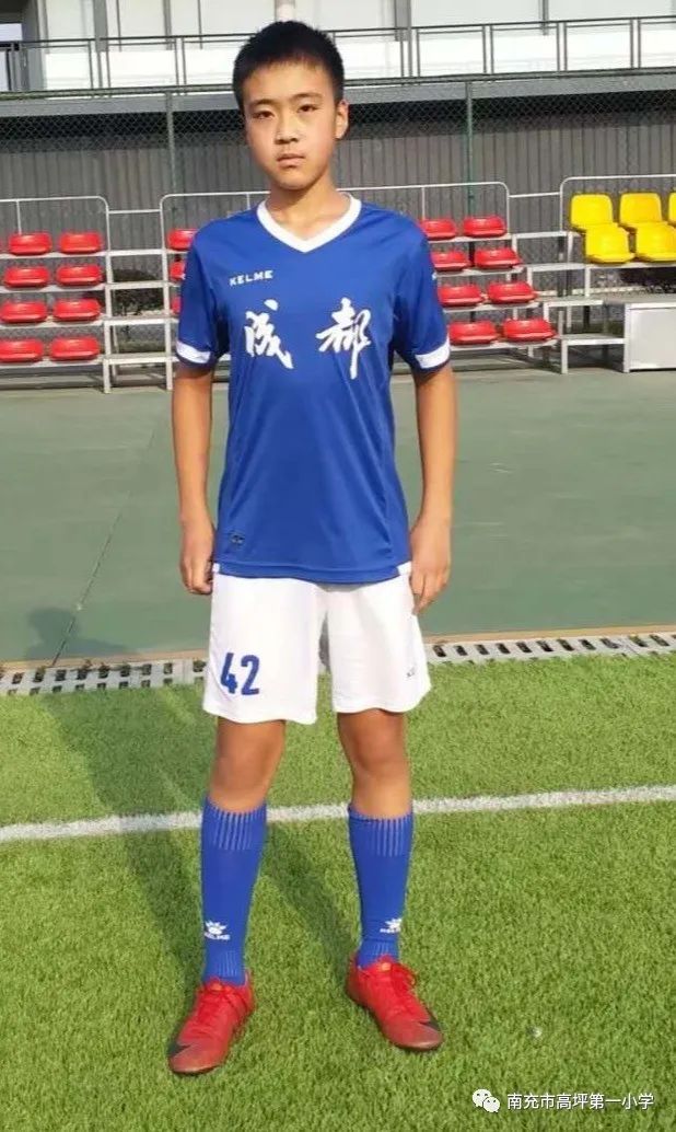 绿茵场上挥洒的青春,绿茵场上挥洒汗水追逐梦想