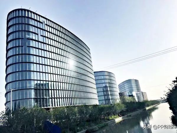 半年亏损5亿的服装店,半年亏5亿关店超2000家