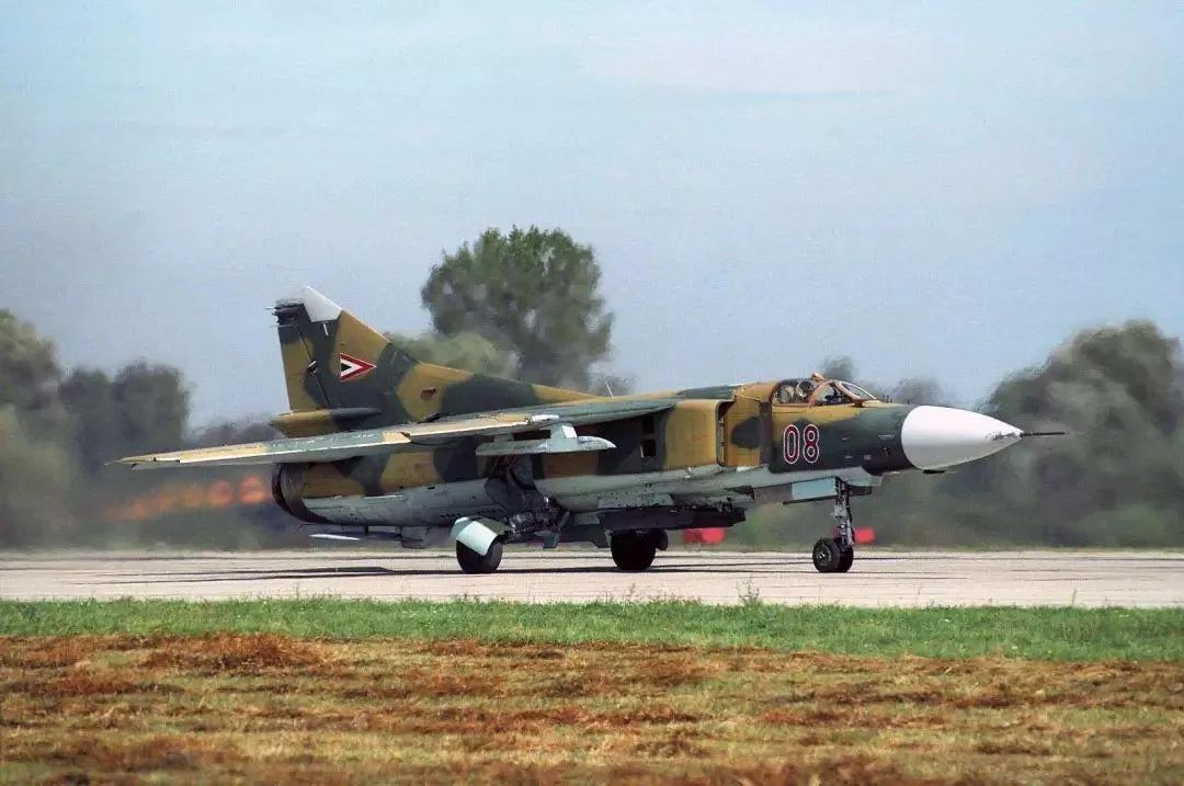 为什么说f14雄猫是一代经典,f-14雄猫战斗机为什么会退役