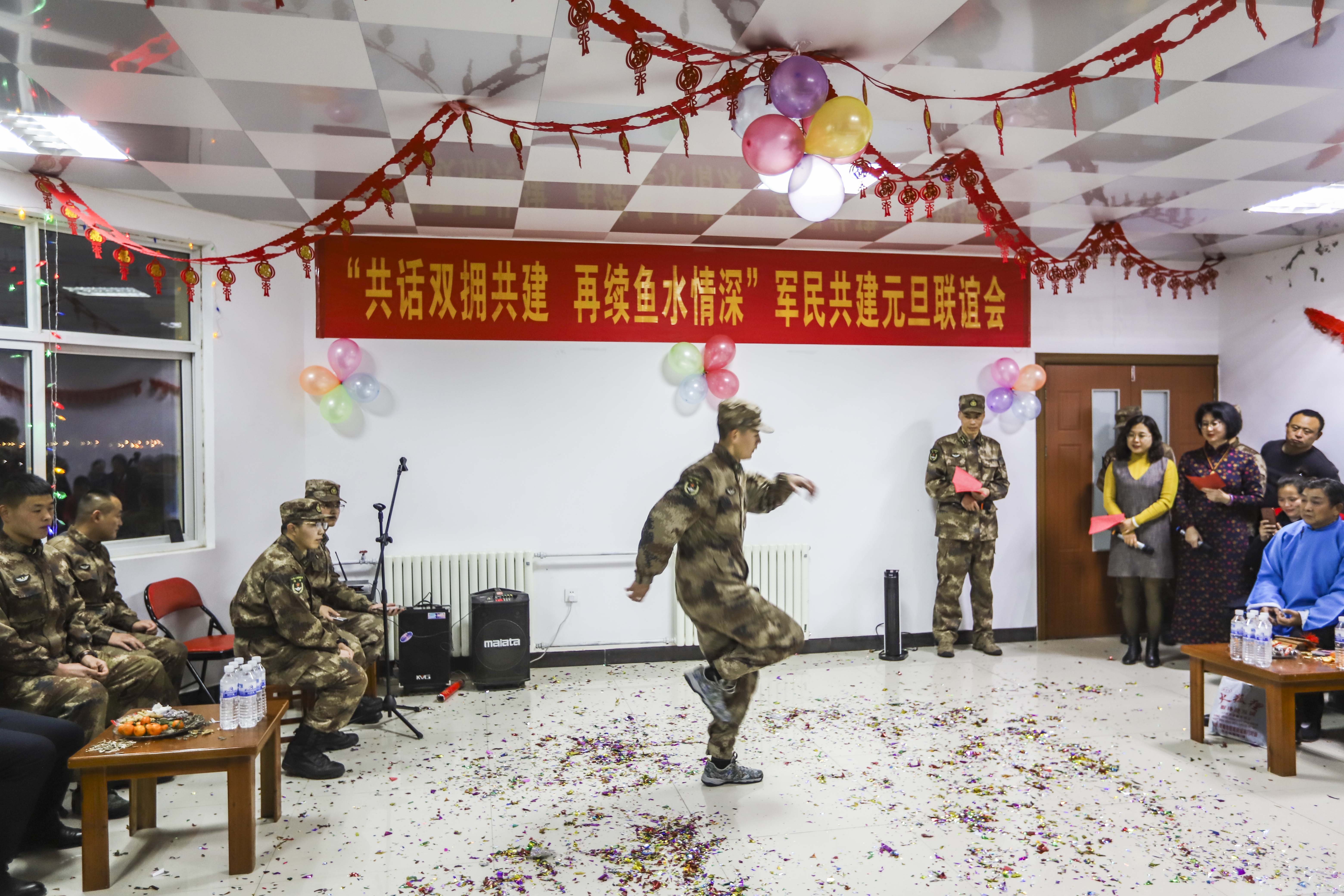 走进边防部队慰问演出,包饺子慰问部队