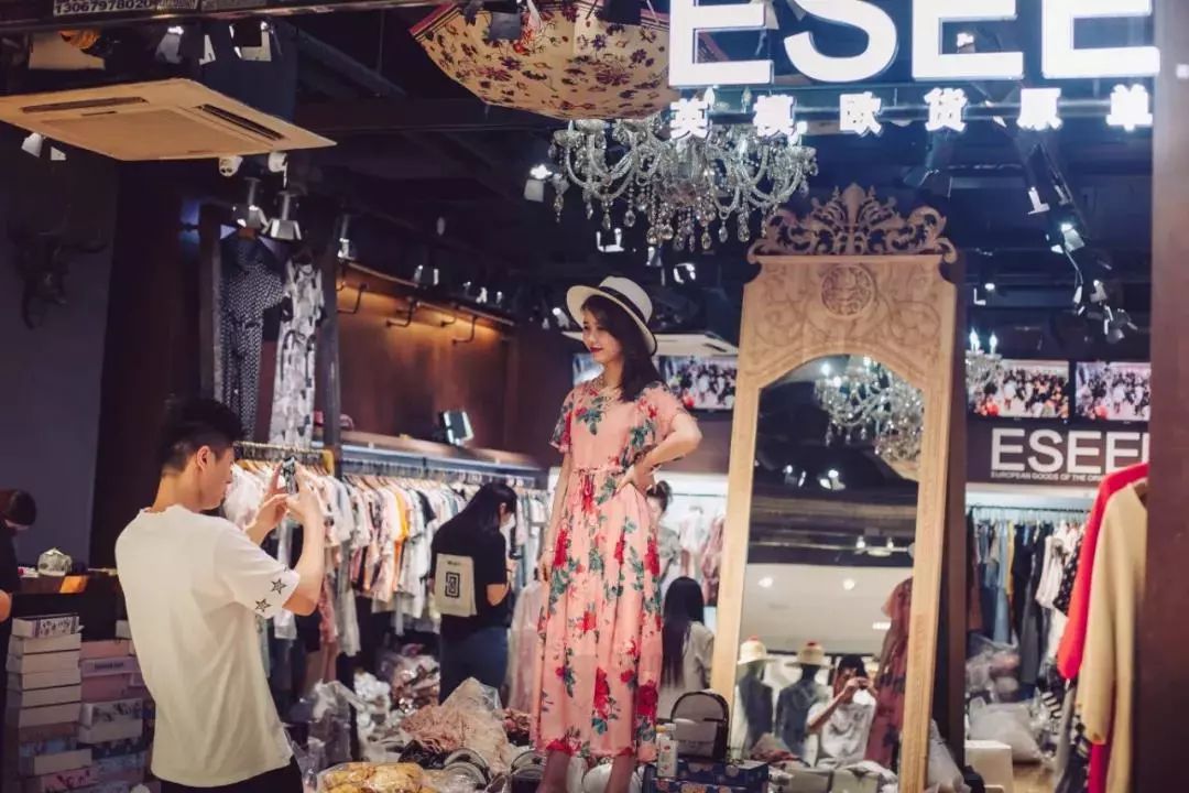 广州十三行为何依然火爆,广州十三行上下九商业步行街衣服