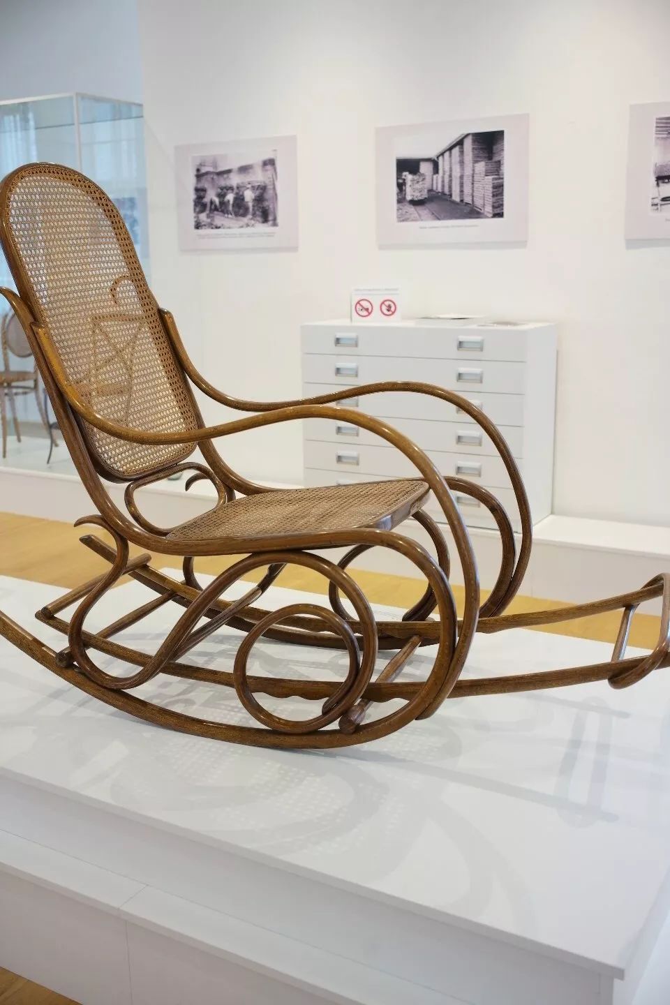 探访TON工厂看经典椅子背后的故事|疯狂24h我们去捷克干了啥？