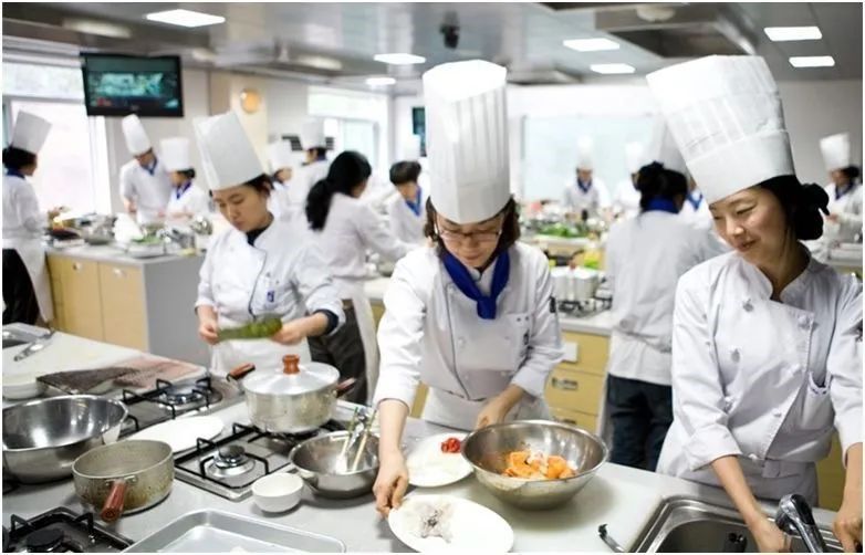 成都信息工程大学银杏酒店管理学院：成就学生，服务社会