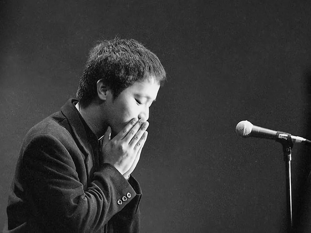 窦唯18岁,窦唯年轻时在香港演唱会吹笛子