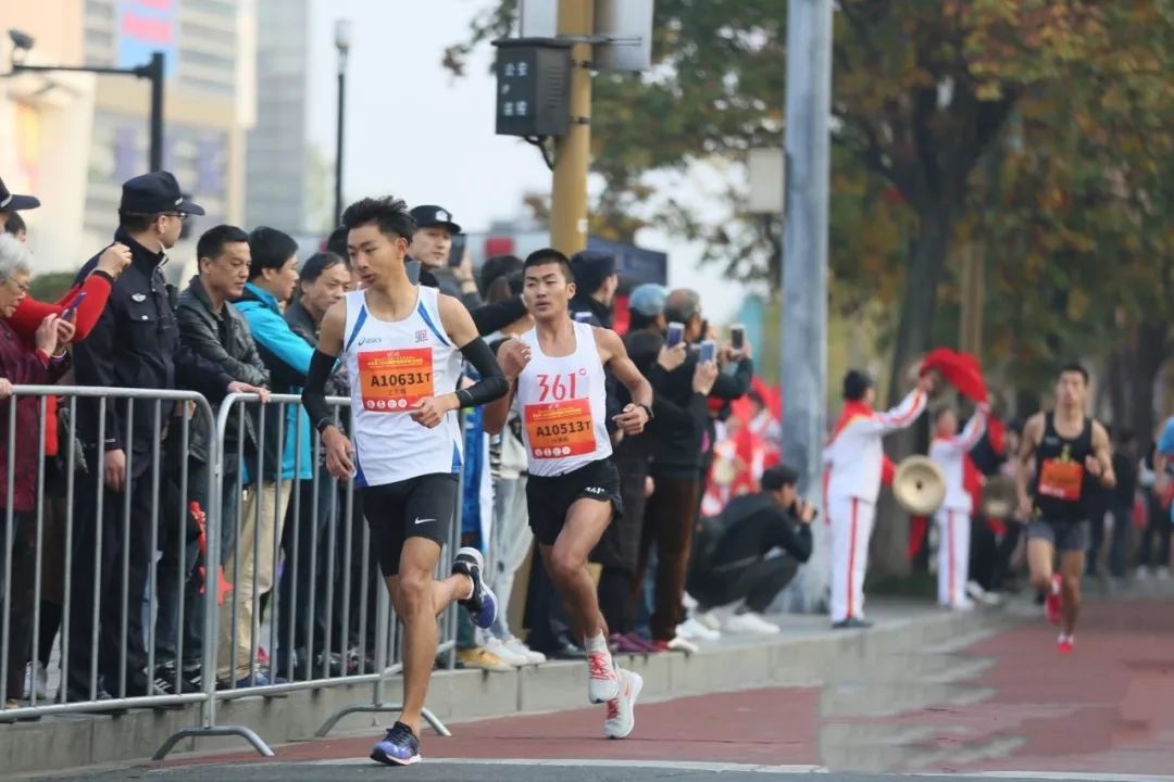 20岁小将王东辉半程“飚出”65分50秒，恩师郑凯谈中长跑基础训练