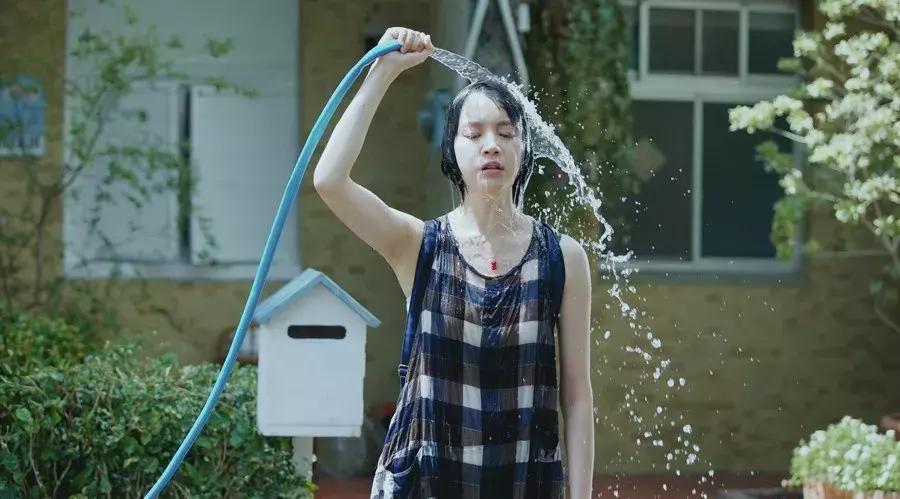 新年第一天22岁女大学生自缢,考验自己的女生自缢身亡