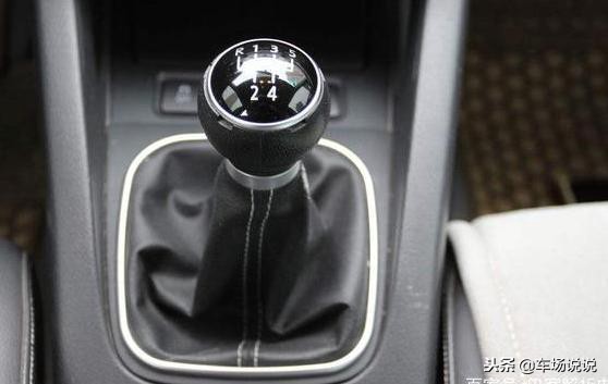 手动挡一档升二档要换回空挡吗,手动挡一挡换二挡需要回空挡吗