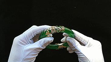 祖传玉镯被摔碎后续,玉镯裂了白金修复图片