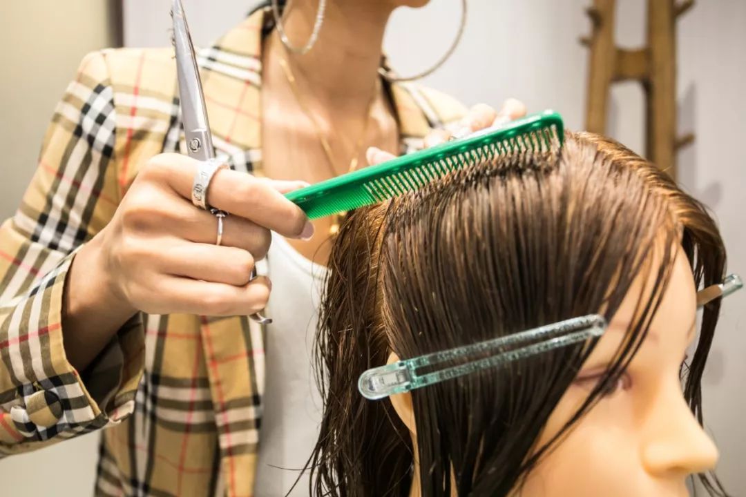 从洗头妹到身价数亿的总裁,从洗头妹逆袭亿万身家