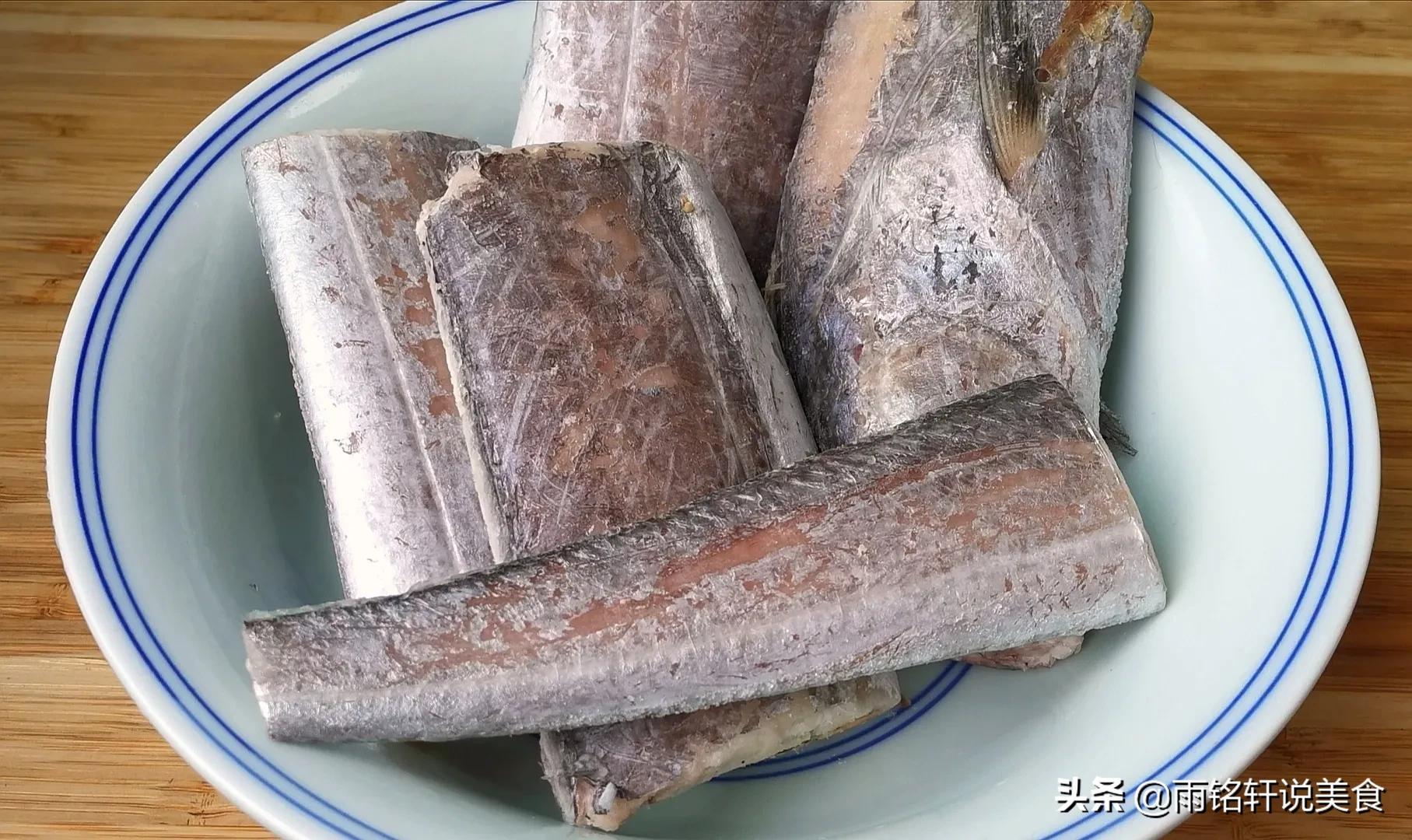 电饼铛煎带鱼不粘锅不破皮,煎带鱼不粘锅不破皮的技巧