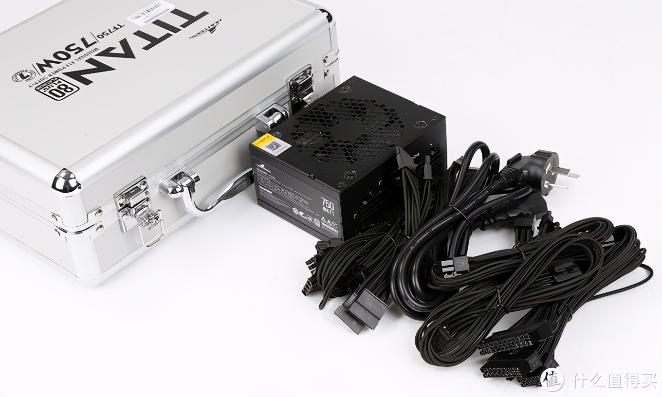 一台可以玩大型游戏的主机,可以拎起来的电脑主机