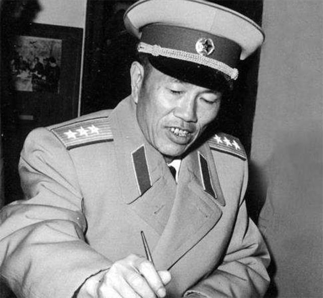 1951年邓华为何主动让位第一副司令给陈赓?甚至亲自致电伟人