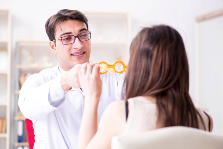 只验光建议去医院还是眼镜店,医院验光后可以去眼镜店配吗