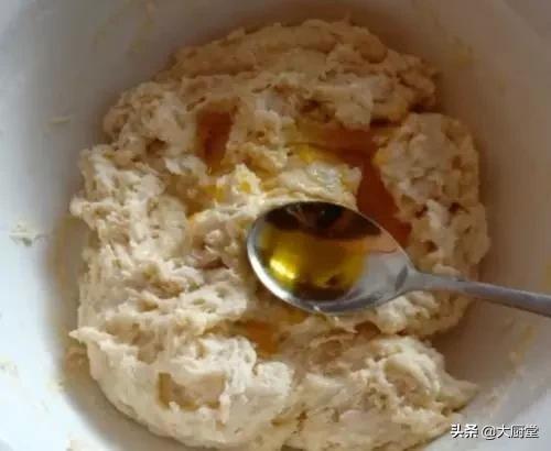 面粉怎么做油条不用鸡蛋和酵母粉,一碗面一个鸡蛋教你在家做油条