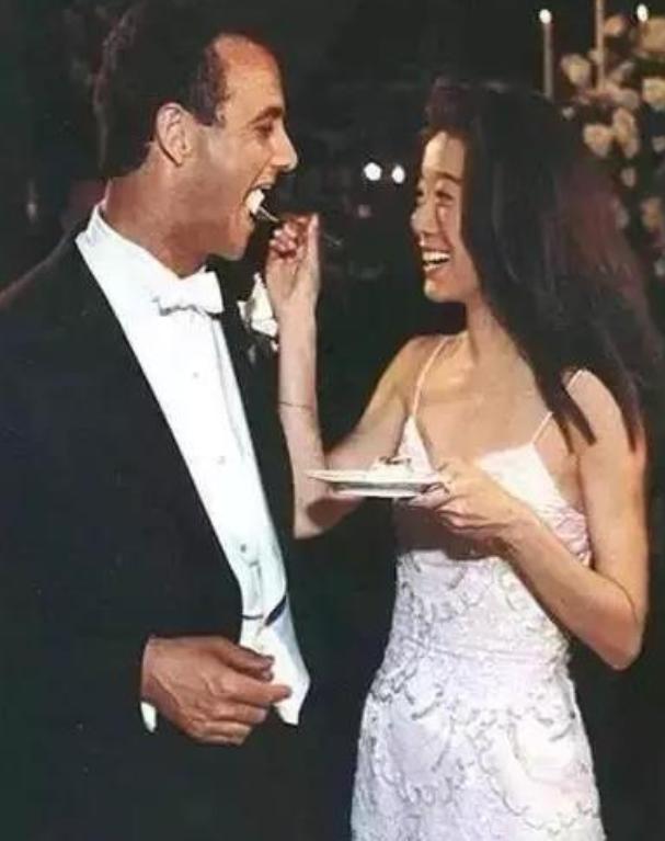 “婚纱女王”王微微近照曝光，年过七旬保养得当，身材纤细似少女