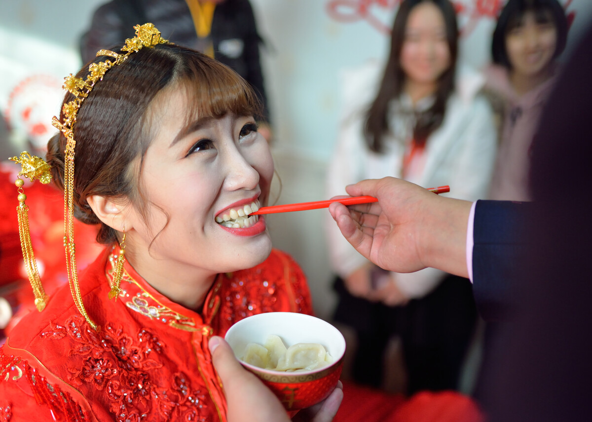 民间结婚习俗包饺子要包多少个,结婚新娘包饺子有啥讲究