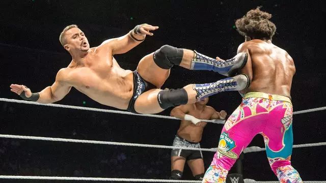 狂迷clawmoney联名夜光篮球,wwe美国职业摔角1460期raw