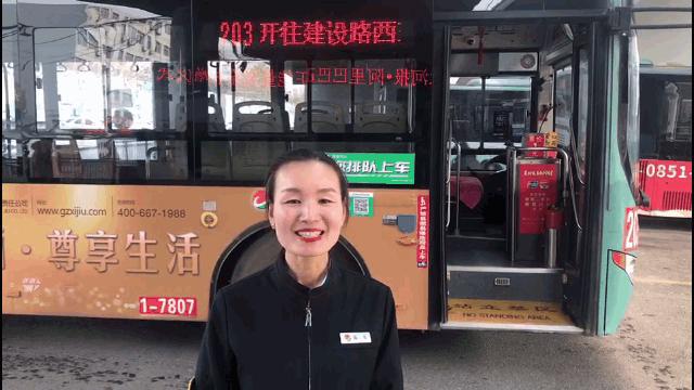 在公交车上放零钱筐的郑州女车长火了！今天还有一个更暖的后续