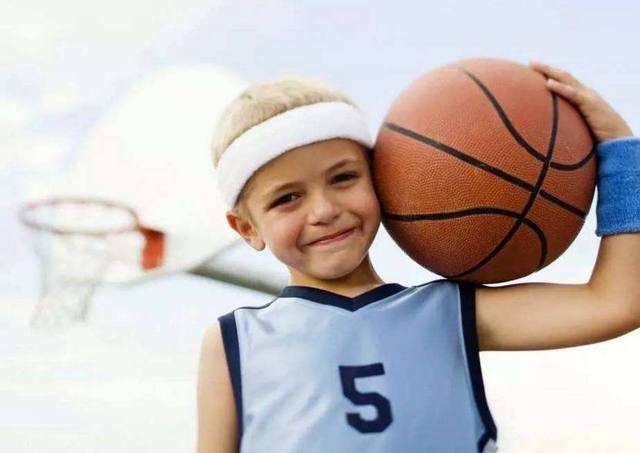 如何纠正孩子驼背的问题,孩子驼背应该怎么矫正