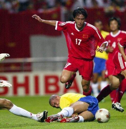 前国足队长杜威，曾踢进过世界杯，38岁已退役，娇妻传出怀孕喜讯