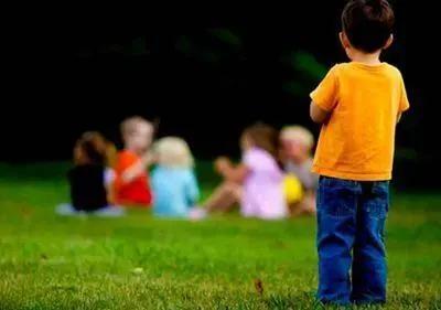 孩子在家很活泼去学校不怎么说话,孩子出门不爱走怎么办
