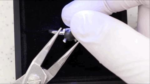 日本小哥用攒了一年的「指甲」给女友做了个钻戒？网友：妈呀变态