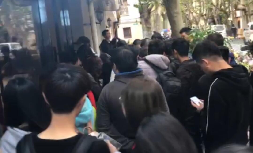 上海真爱粉排14小时买JJ一杯咖啡黄牛：这届粉不行周董的卖500都抢这才加50