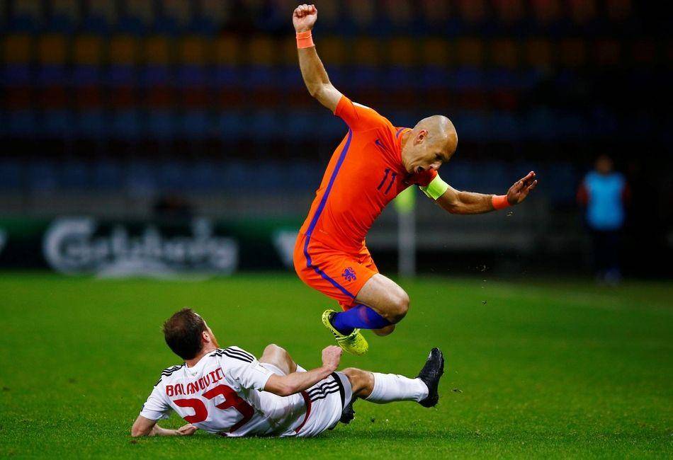 足球最凶狠的铲球和犯规,足球铲球违规吗