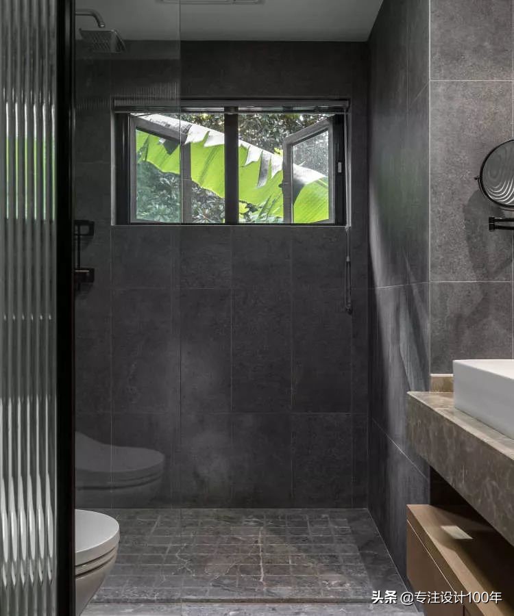 大面积落地窗，绿色肆意增长的家