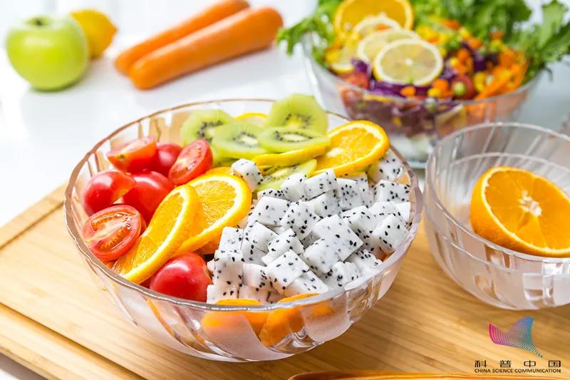 不是吧？桃子、西瓜不能一起吃，会中毒？柠檬水不能白天喝？