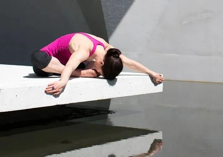 初学者应该练瑜伽还是普拉提,如何判断练瑜伽还是练普拉提