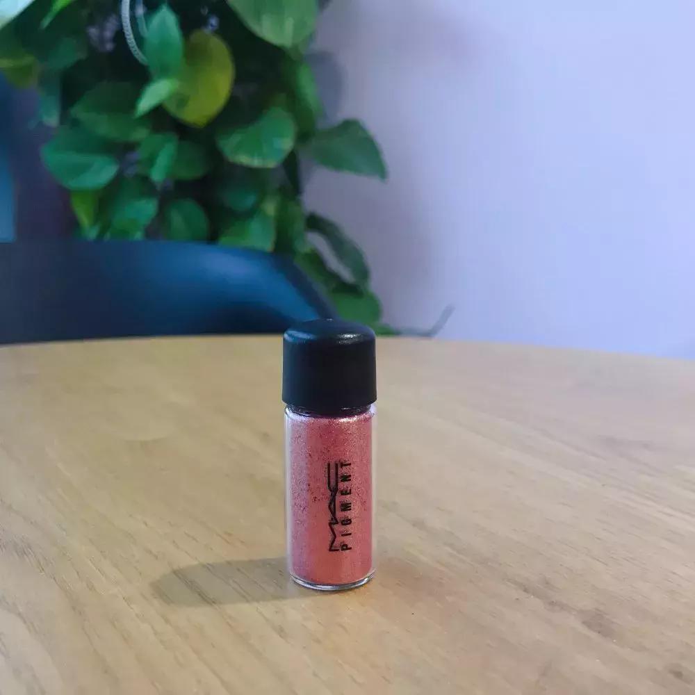 戏精美女同事，竟然用踩雷彩妆给直男化了个妆……