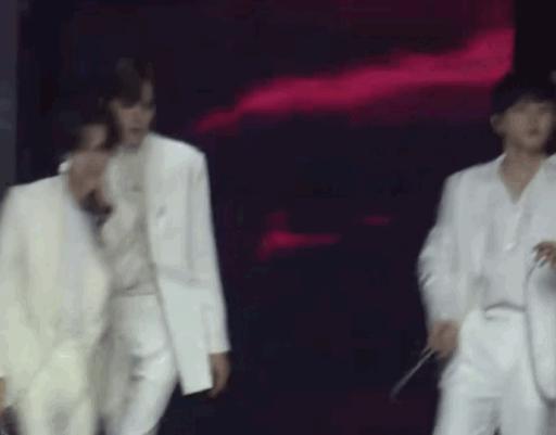 《姐姐》成团夜风波不断!李权哲发博内涵队友,万茜李斯被指抱团