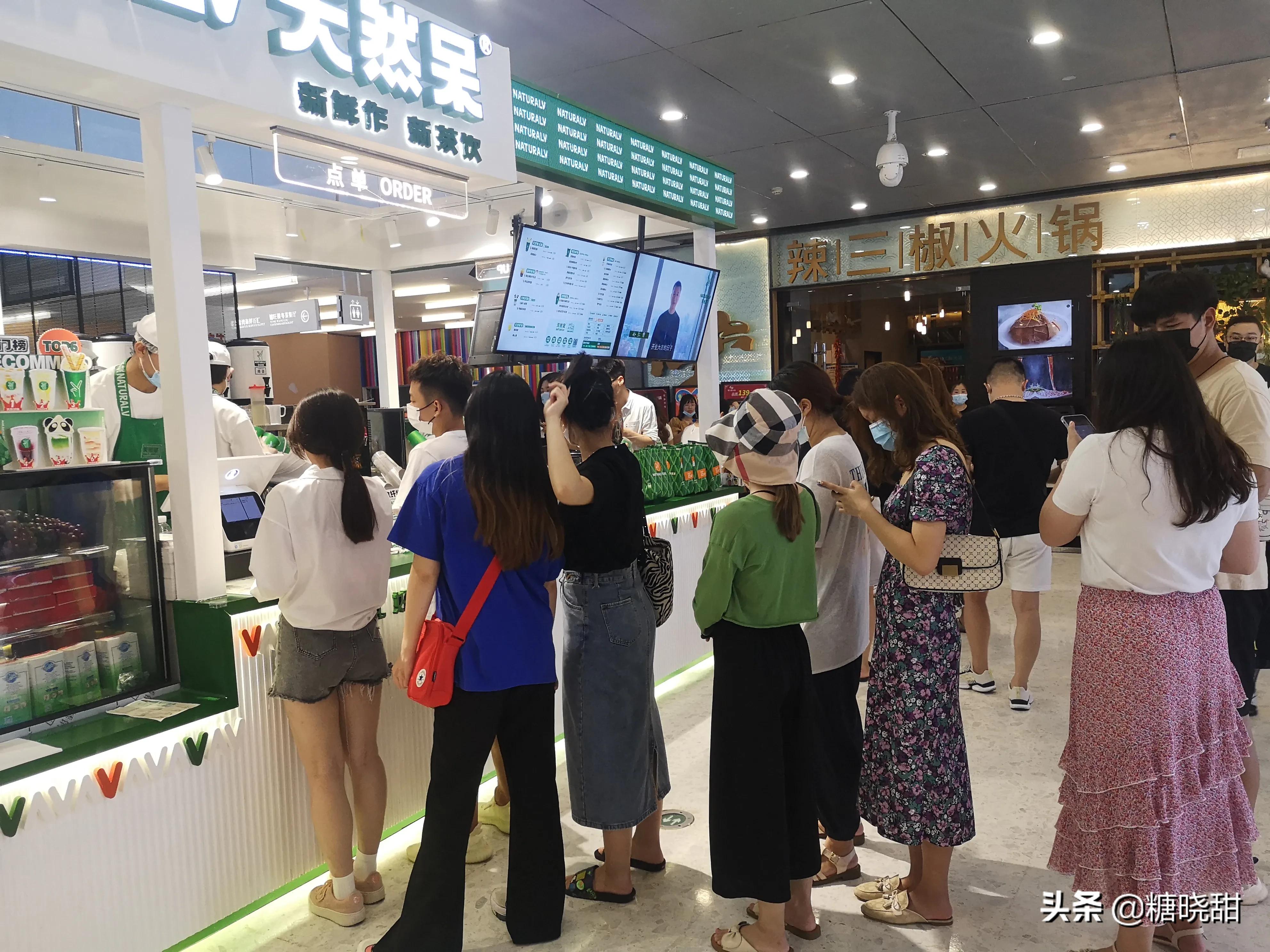 关晓彤奶茶店网红探店,大logo探店关晓彤奶茶店