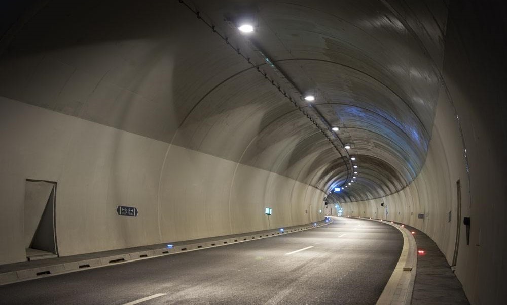 高速交警提示注意道路标志,新手跑高速隧道怎么才能不被扣分