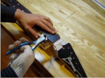 怎么更换吉他弦视频,民谣吉他换品丝需要都更换吗