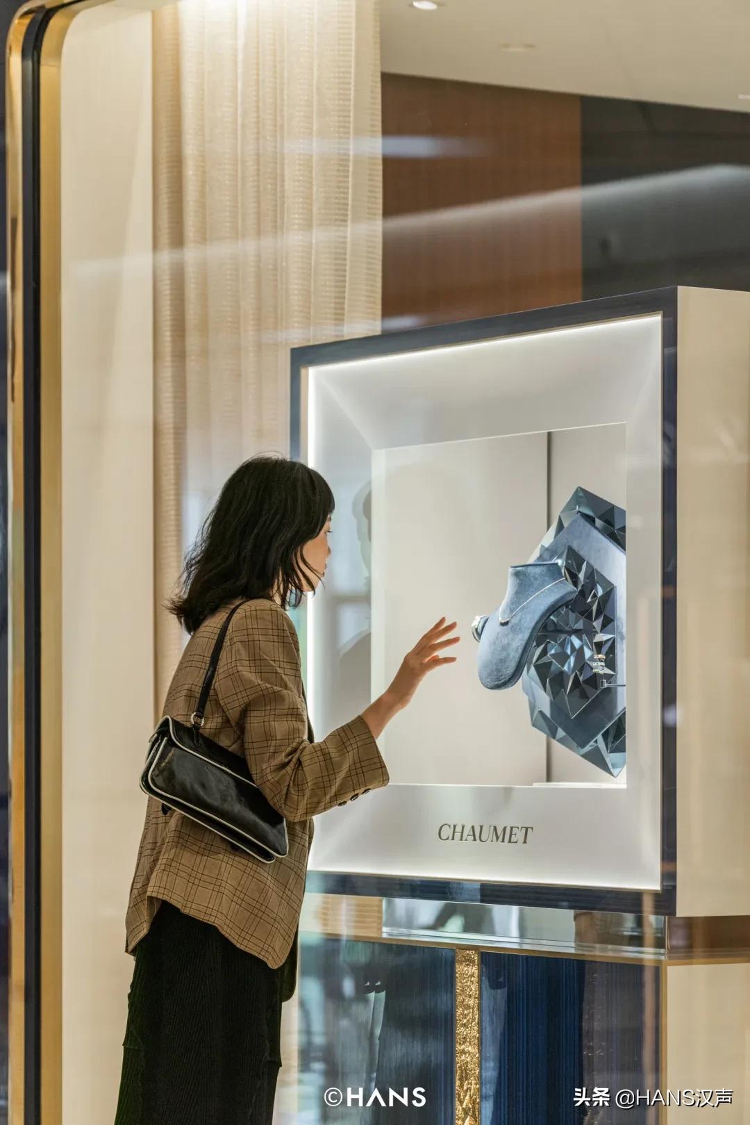 LV、DIOR、CELINE、LOEWE……武汉恒隆大牌全开，景甜都来逛