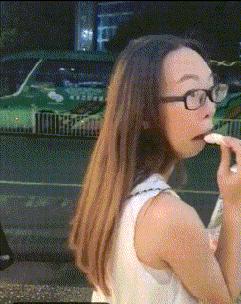 裁判，是他故意撞倒我的！搞笑动图