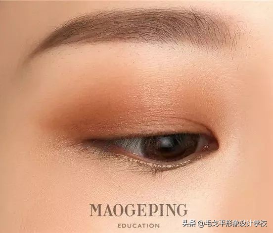 怎么画眼妆才不显脏,想学画眼妆今年最流行的眼妆