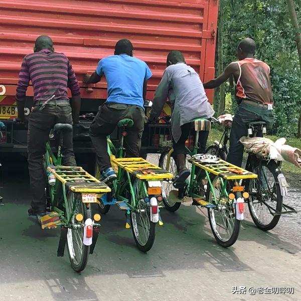 为什么在布隆迪，每辆卡车后都挂了一串自行车？