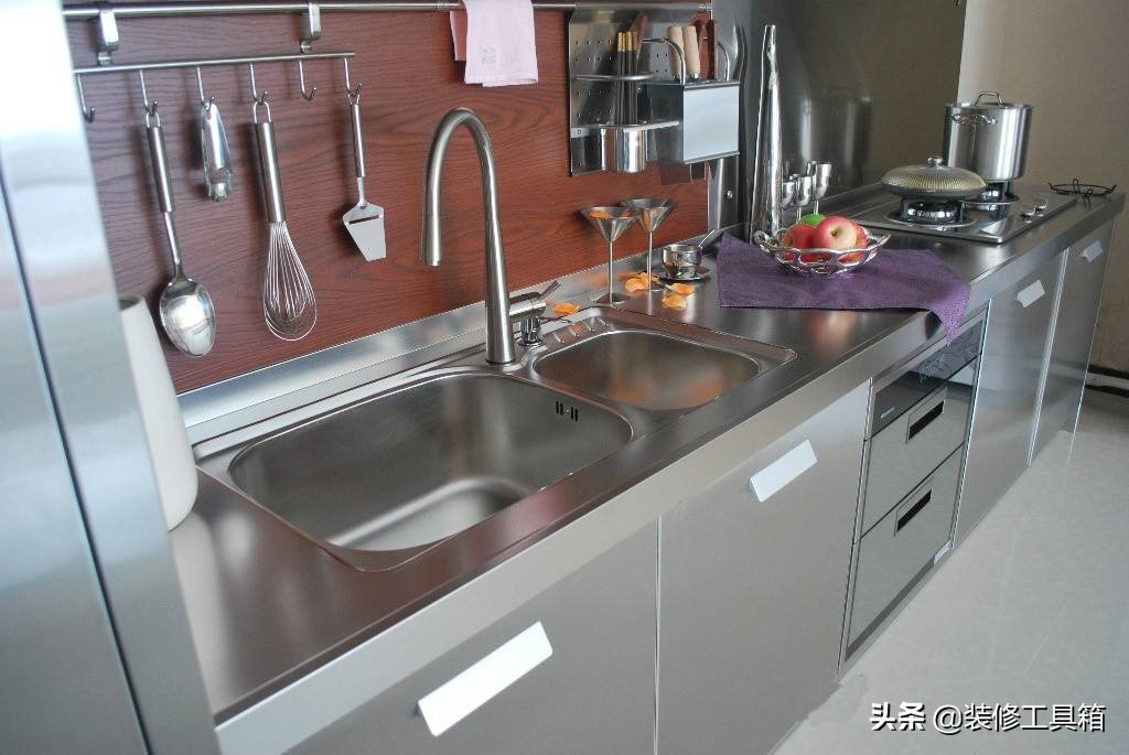 不锈钢橱柜与传统橱柜价格的区别,不锈钢橱柜与瓷砖橱柜哪个好用