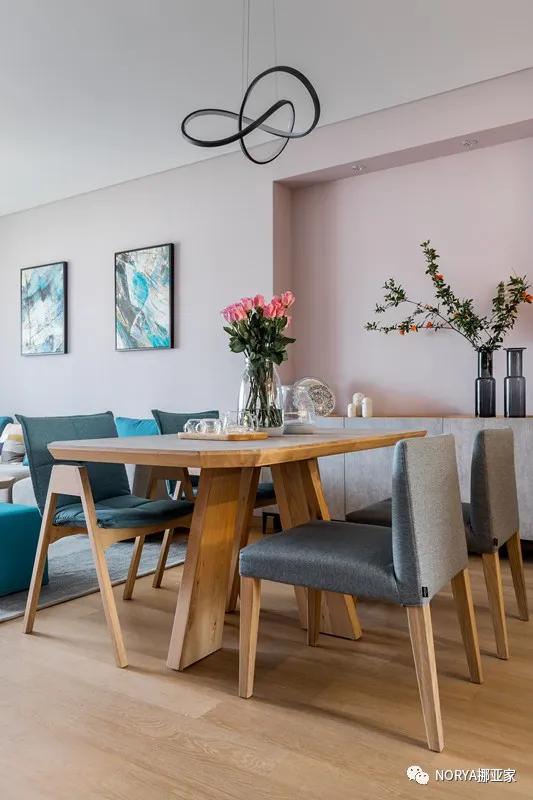 在客厅吃饭才能感觉到舒服,在客厅吃东西和饮料