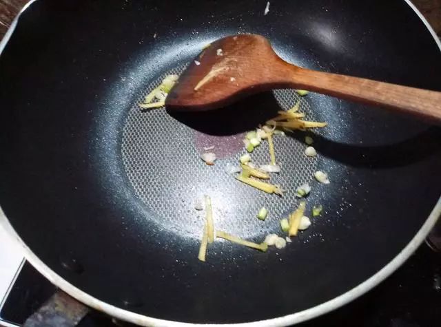 辣椒炒烟熏肠的炒法,青椒炒熏肥肠家常做法