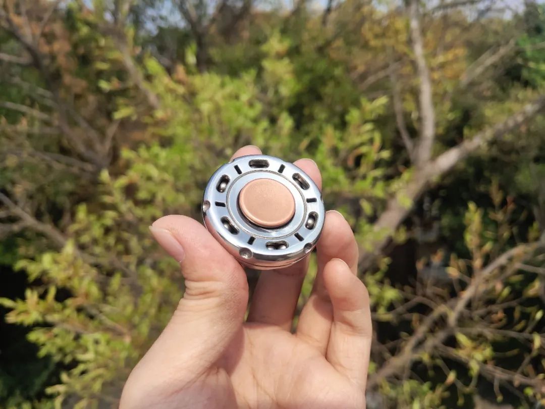 这个指尖陀螺不仅能转，还能啪啪啪？