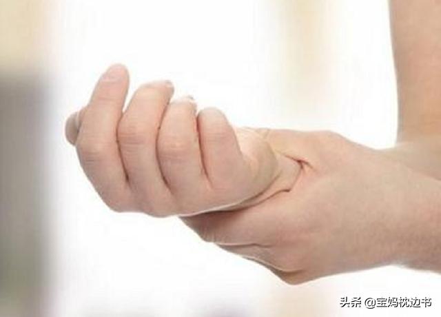 生小孩后手腕疼怎么治疗,生完孩子妈妈手疼该怎么缓解