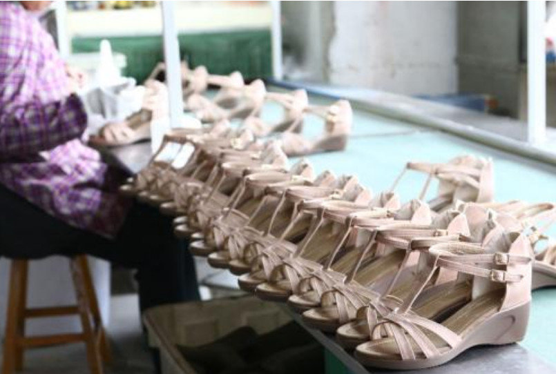 低调又变态的鞋王：卖鞋堪比卖白菜，年入50亿，8000家店横扫全国