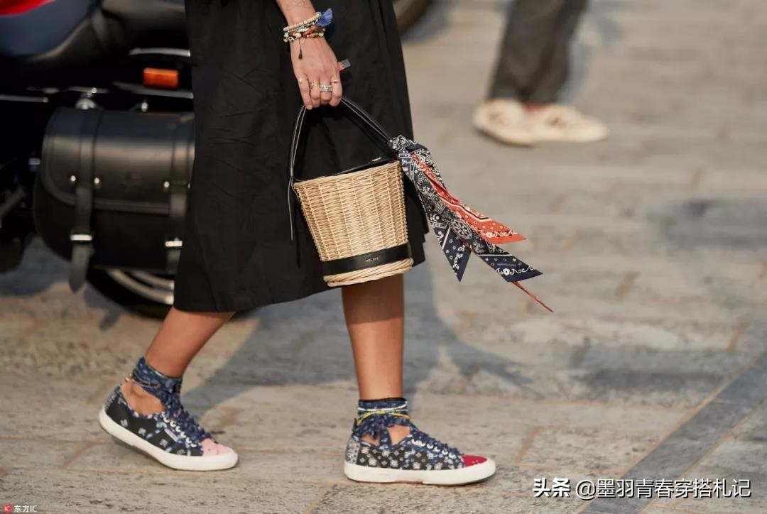 丝巾系法不包头,丝巾配无领衬衫系法