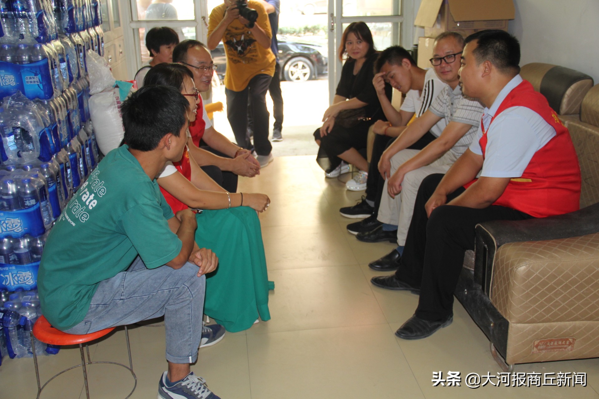 感动！商丘3名受助学子考入大学 赠送锦旗感谢恩人