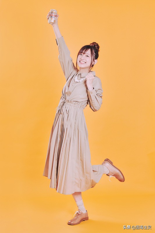 高桥李依为麒麟一番榨啤酒拍摄的宣传图和访谈