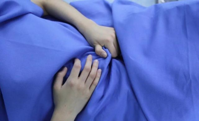 痛经男朋友只会说多喝热水怎么办,喝热水和喝红糖水哪个能缓解痛经